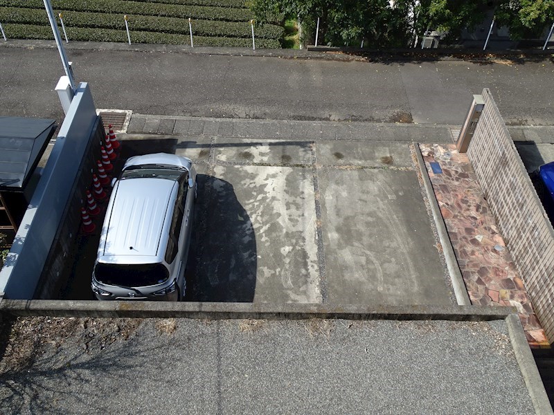 小鹿高台 南アルプスから駿河湾まで一望の長期優良住宅 駐車並列3台可！参考として止まっているのは、トヨタのシエンタ（全幅1650ｍｍ)