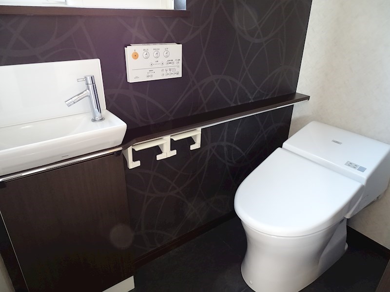 小鹿高台 南アルプスから駿河湾まで一望の長期優良住宅 1階トイレはタンクレス、手洗いも別です。