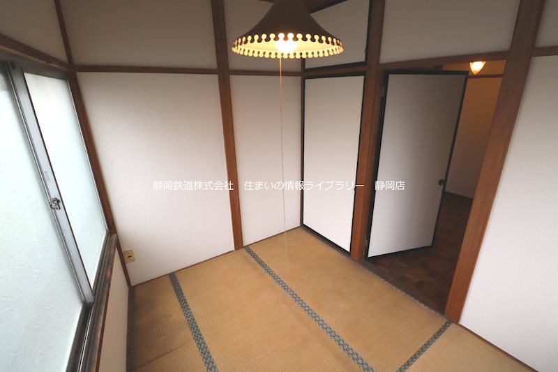 葵区巴町中古戸建 ３階の和室です。収納スペースもございます。