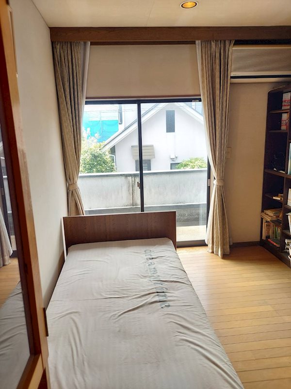 藤枝市駿河台一丁目　中古戸建 中二階にある洋室！南面開口！