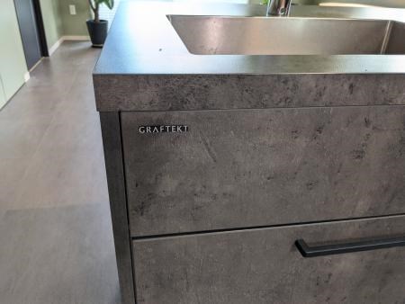 メゾン・グランツ静岡太田町セントラルアヴェニュー キッチンはグラフテクト、色はベトングレー