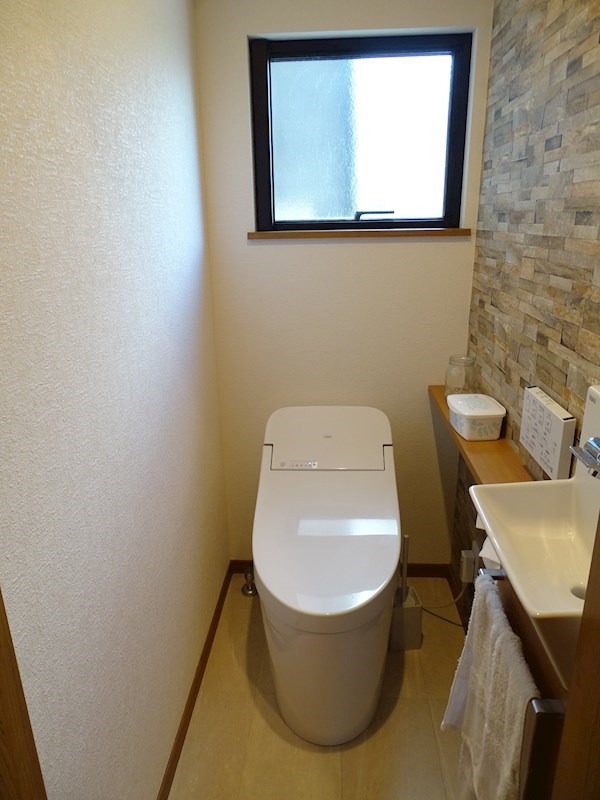 池田　築浅戸建て 1階トイレ、手洗いが別になっています
