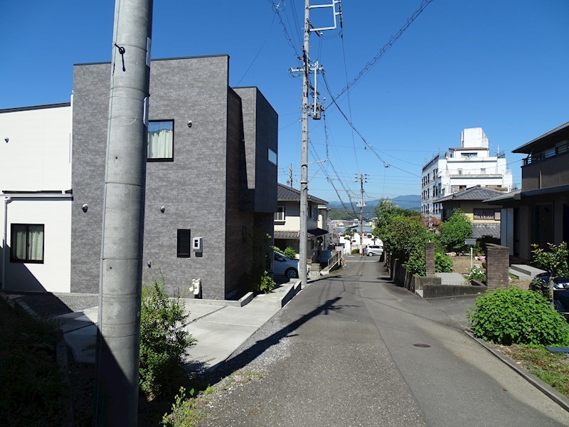 池田　築浅戸建て 前面道路は交通量が少なく、小さいお子様が居ても安心です。