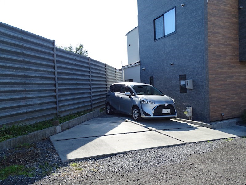 池田　築浅戸建て 駐車場、サイズ感の参考に、社用車を停めてみました。
