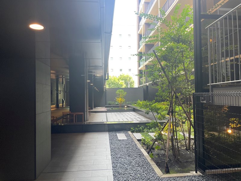 グランアネシス草薙 エントランスを入ると緑の楽しめる中庭スペースがございます