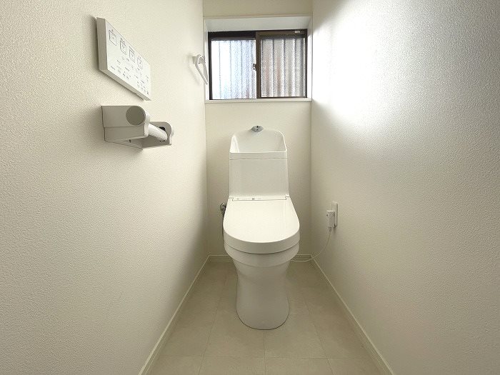 沼津市中瀬町18-13　戸建 各階にトイレ有、新品交換済み・温水洗浄機能付きです！